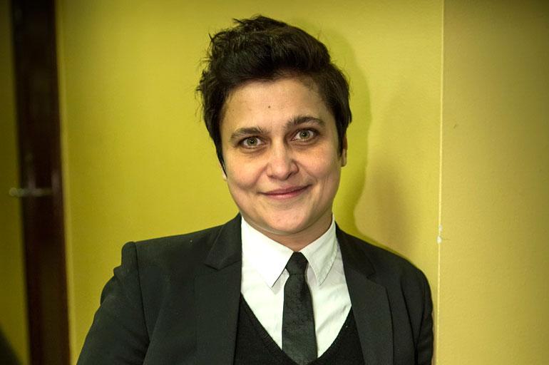 Silvia Modig myöhastyi raitiovaunusta.
