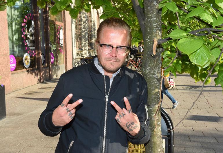Wallu Valpio juhli laulajakaunottaren kanssa.