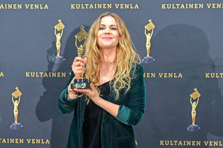 Pihla Viitala palkittiin Karppi-sarjasta.