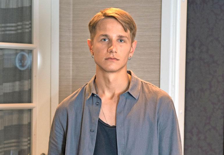 Hemmo Karja juhli naisseurassa.