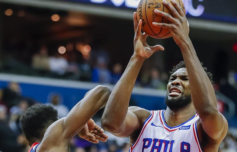 Joel Embiid syöksyi kentältä yleisöön Knicks-Sixers -pelissä.