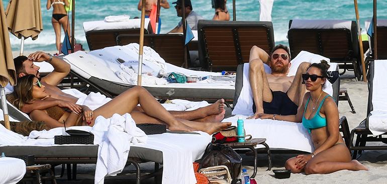 Guetta ja kaverit Miamissa rannalla.