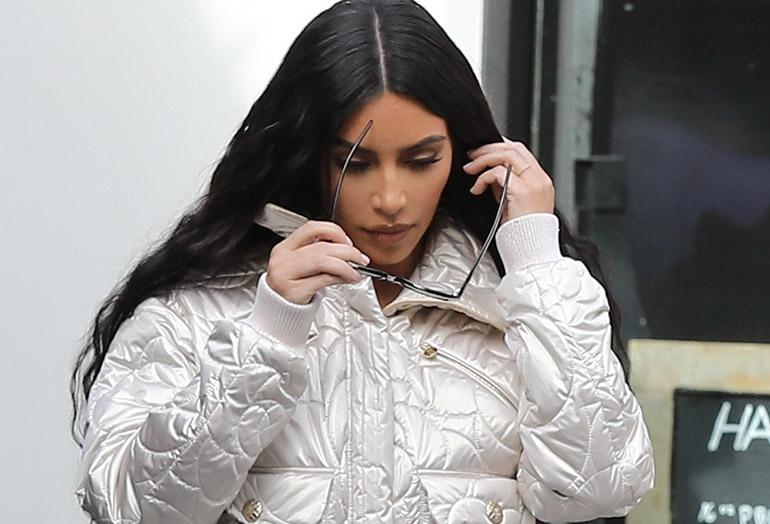 Kim Kardashian ostoksilla hopea-asussa.