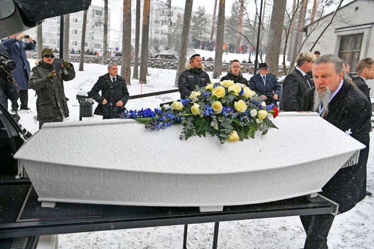 Matti Nykänen saatettiin viimeiselle matkalleen.