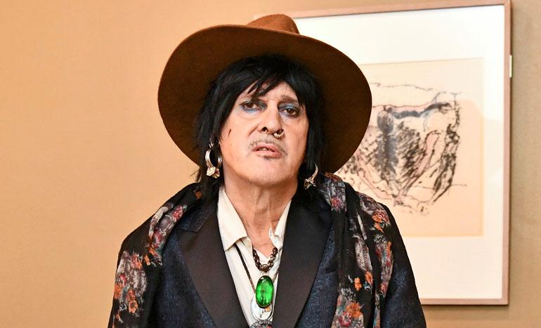 Andy McCoy jutteli ihmisten kanssa.