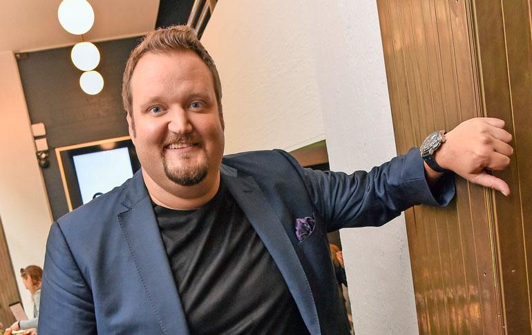 Sami Hedberg kuherteli lentokentällä.