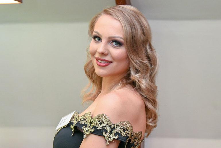 Missifinalisti Erika Helin joutui törkeän haukkumisen kohteeksi.
