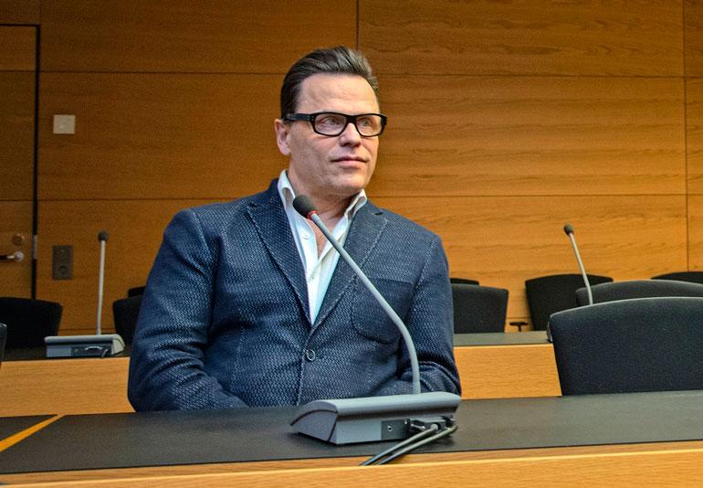 Teuvo Loman pakeni kohua ulkomaille.