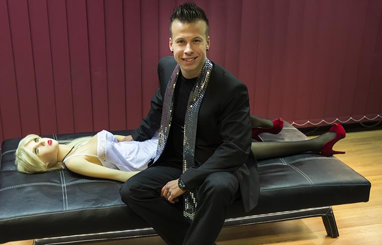 Antti Kurhinen promoto seksinukkebordellia ja tarjoaa taksikyytejä.