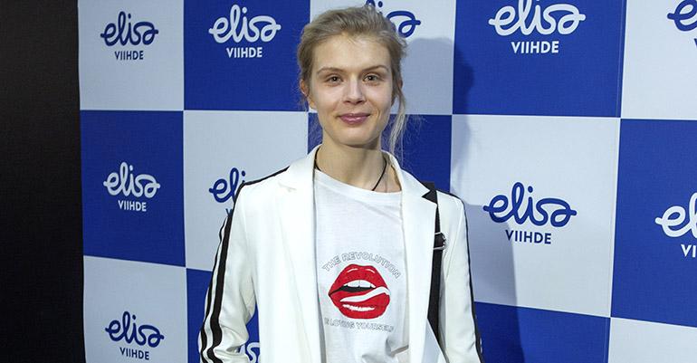 Alina Tomnikov menee kesällä naimisiin.