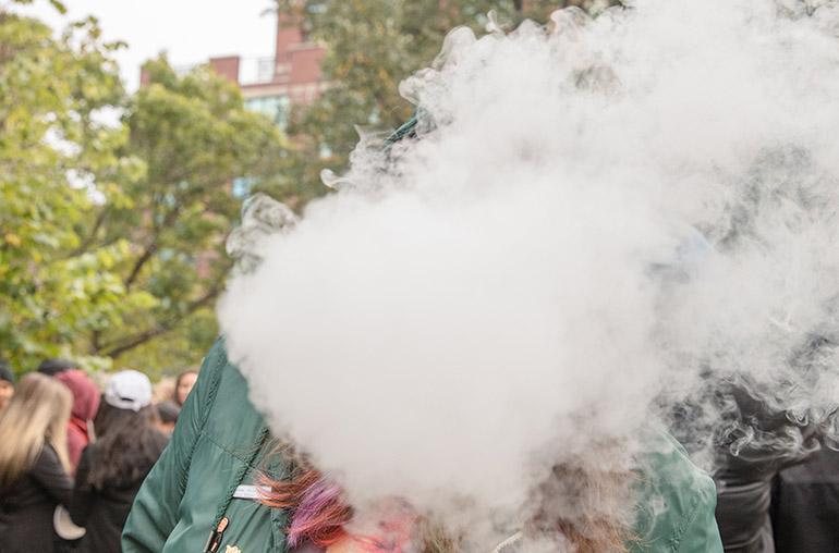 Kunnon hatsit! Arkistokuvassa joku polttaa kannabista saaden aikaan sankan savupilven.