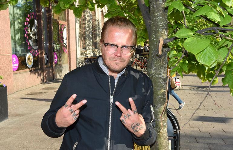 Wallu Valpio suojelee tytärtään julkisuudelta.