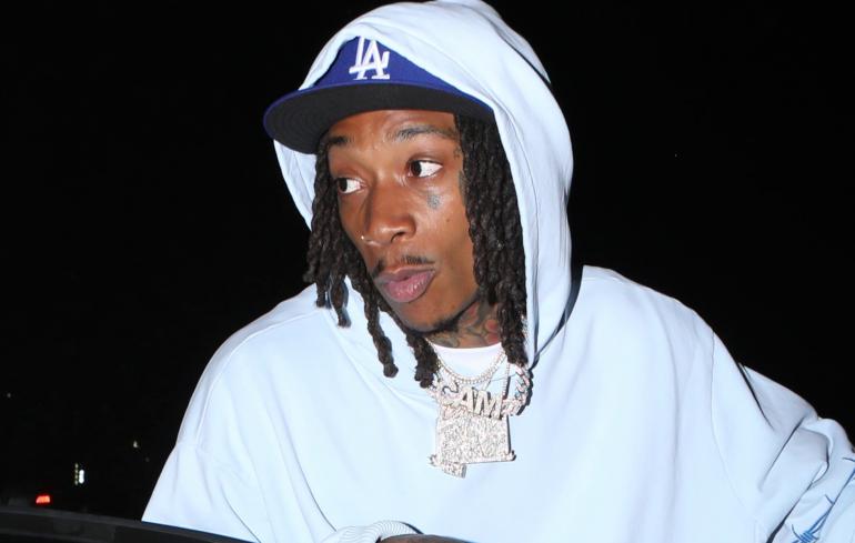 Lil Wiz esiintyi iso pussi käsissään Coachella-festivaalilla.