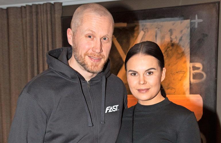 Hannes Hyvönen ja Netta Suikkanen laittoivat hääjärjestelyt jäihin.