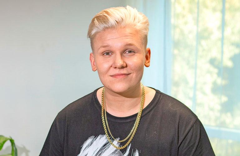 Arttu Lindeman ulkoili naisseurassa.