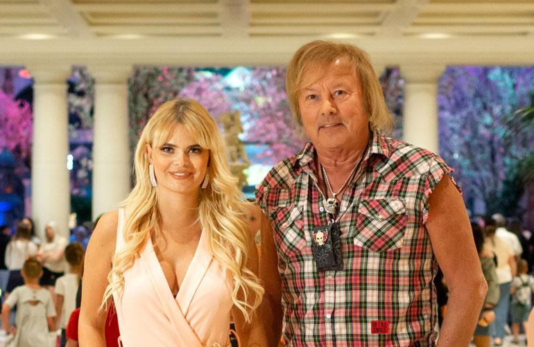 Danny hehkuttaa Erika-rakastaan.