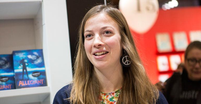 Li Andersson viihtyi rakkaansa kanssa kaljabaarissa.