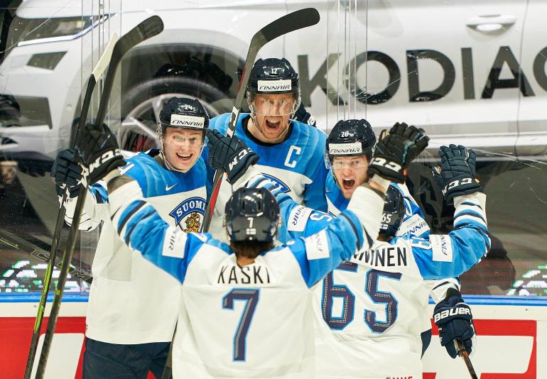 Marko Anttila ja Suomen joukkue juhlivat maalia MM-finaalissa.