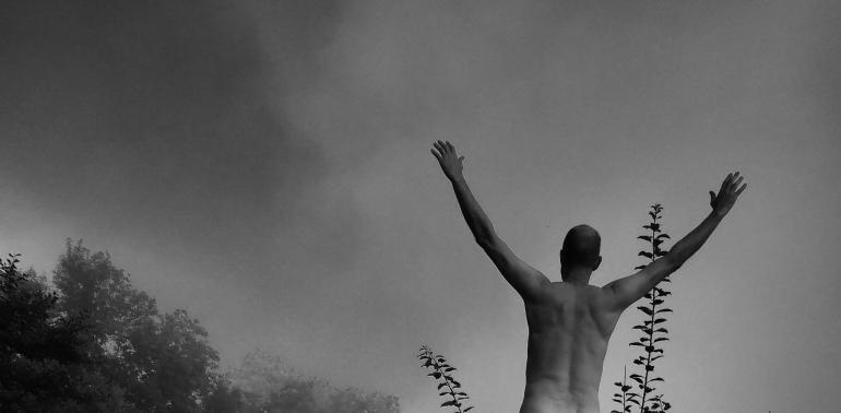 Naturisti luonnossa - kuvituskuva