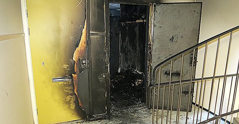 Palon rajuus näkyy talon rappukäytävään selvästi. Kuva: Poliisi