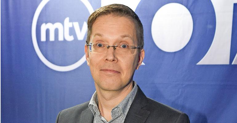 Ossi Oikarinen nähtiin lastaushommissa.