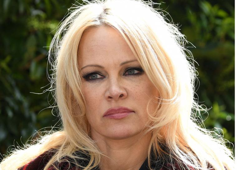Pamela vieraili vankilassa tapaamassa Assangea