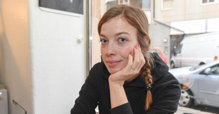 Li Andersson itki baarissa.