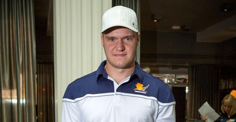 Aleksander Barkovin pelinumero maalattiin tenniskenttään.