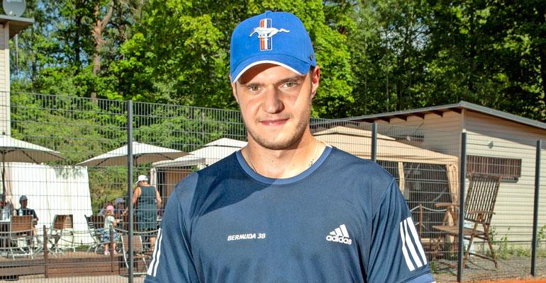 Aleksander Barkov ajaa luksus-Fordilla.