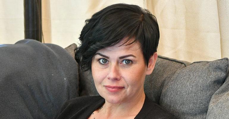 Suvi Pehkonen polttaa kannabista kipuihinsa.