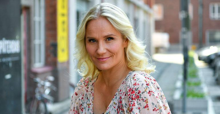 Laura Malmivaara näyttelee Kellot soi -komediasarjassa.