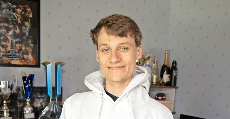 Joona Sotala avaa rahataustoja.