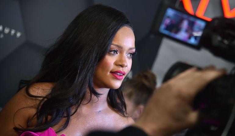 Rihanna paljasti ihoa.