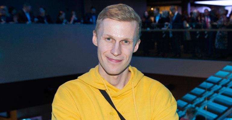 Roni Bäck purkaa erosurua.