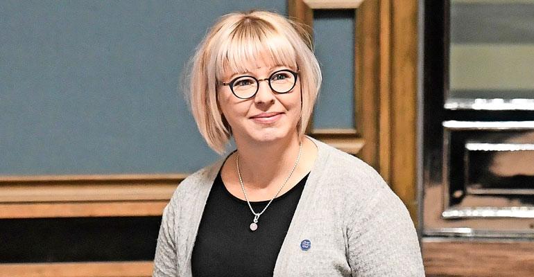 Aino-Kaisa Pekonen asuu Riihimäellä.