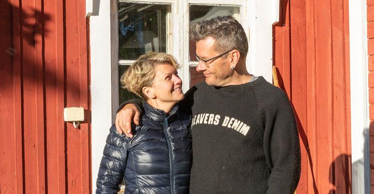 Sami garam ja Nina-rakas viettävät mökkijuhannuksen.