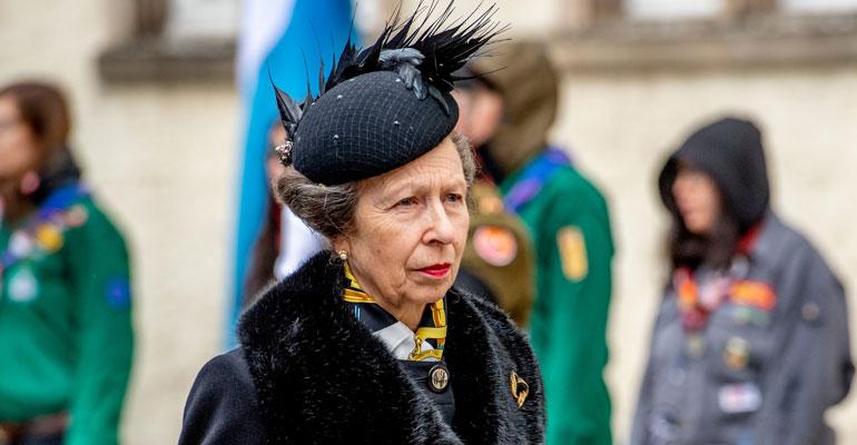 Prinsessa huristeli panssarivaunulla.