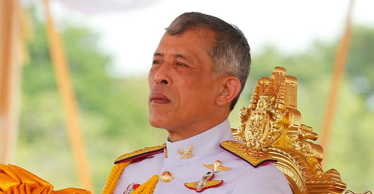 Thaimaan kuninkaalla on painava kruunu.