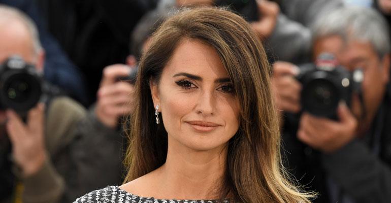 Penelope Cruz muotipoliisin syynissä.