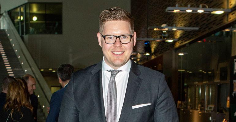 Antti Lindtman ajaa vaatimattomalla ökyautolla.