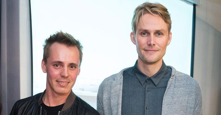 Jasper Pääkkönen ja Antero Vartia kaahasivat sähköpotkulaudoilla.