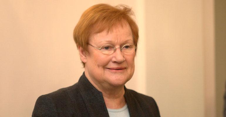 Tarja Halonen otti tilanteen haltuun uimarannalla.