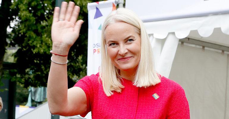 Mette-Marit edusti sateenkaarikengissä.