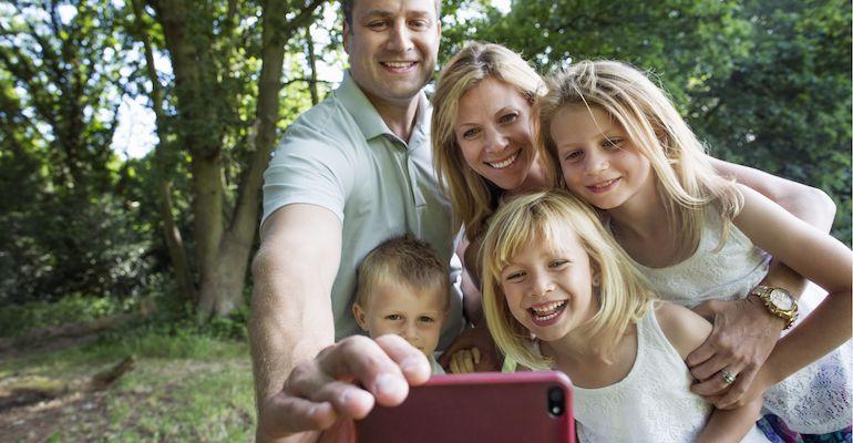 Perheen selfie meni pilalle.