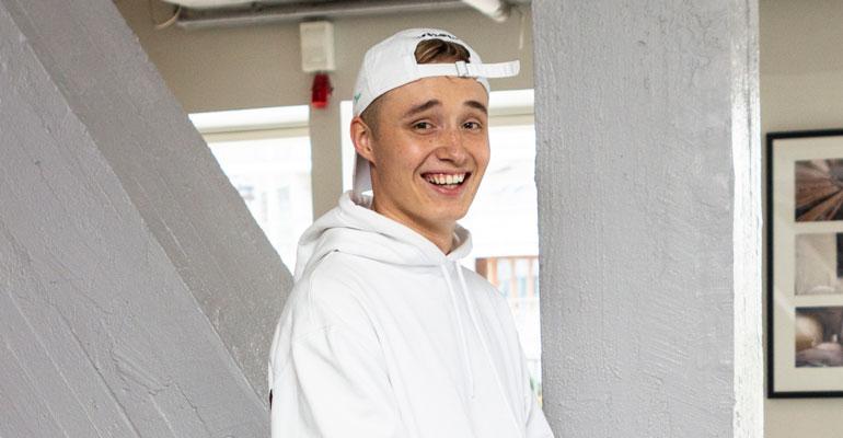 Isac Elliot viihtyi konsertissa blondin kanssa.