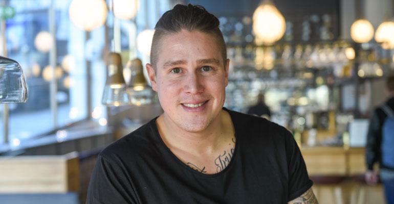 Tomi Björck vitsailee perheenlisäyksestä.