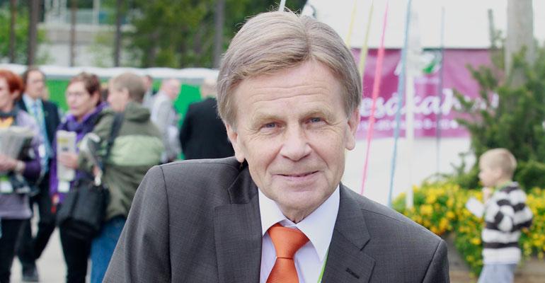Mauri Pekkarinen tuskaili lippuautomaatilla.