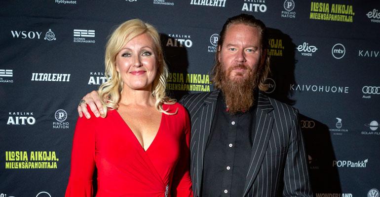Mari Perankoski ja Jouni Hynynen lemmenlomalla.