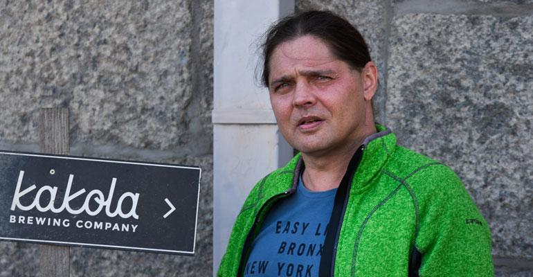 Kari pakeni kakolasta.