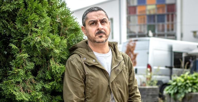 Arman kokeilee pintapelastusta.